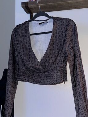 Delicious satin Geometric Print Long-Sleeve V-Neck Crop Top - Black